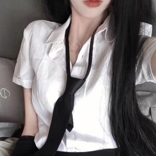 皎若云间月